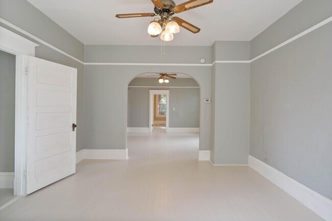 Building Photo - Spacious, light-filled 3-bdrm/2-bath vinta...