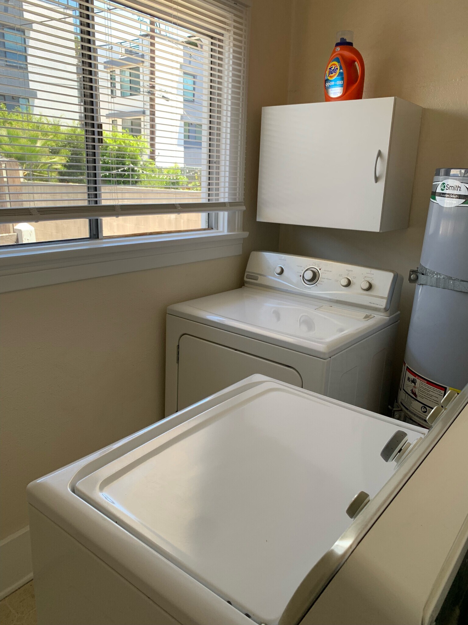 Laundry room - 1038 N Hudson Ave