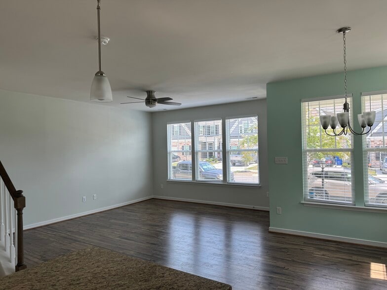 Open floor plan with large windows - 7820 Vermeil St