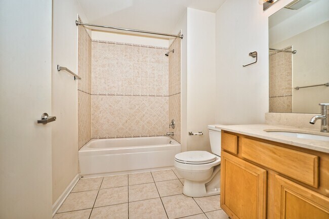 Building Photo - 2317 W Wolfram St