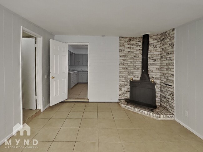 Building Photo - 903 E 5th St