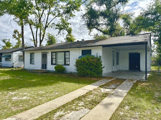 Building Photo - 825 Bethune St