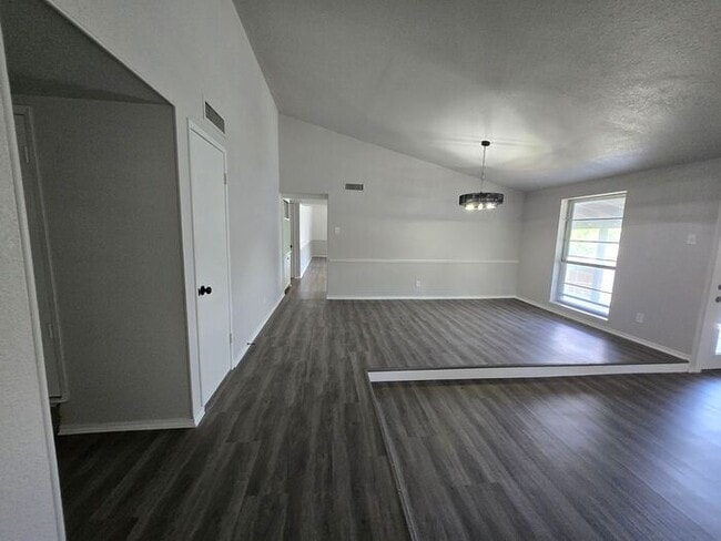 Building Photo - Hilltop 3 Bedroom, 2 Bath, 2 Car Garage Pr...