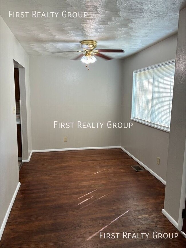 Building Photo - 2526 Kennedy Ave