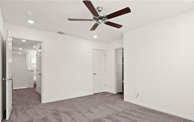 Building Photo - 3 bedroom 2.5 bathroom townhome!