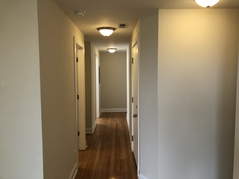 Hallway - 1114 W Balmoral Ave
