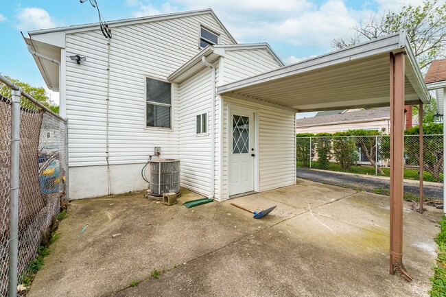 Building Photo - Remodeled 2 bedroom with off street parkin...