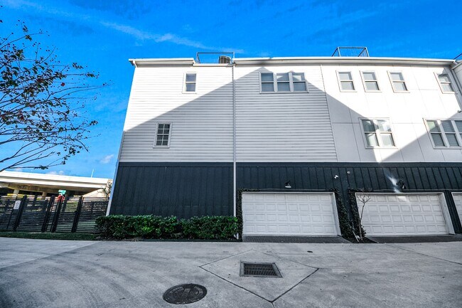 Building Photo - 826 Cage St