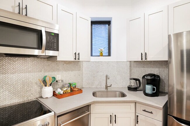 Building Photo - 411 E 68th St