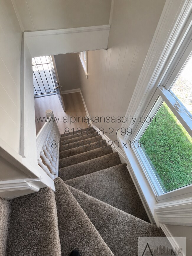 Building Photo - Updated NE Home!