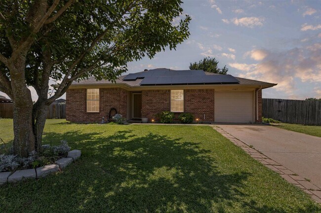 Building Photo - Welcome to this inviting 3-bedroom, 2-bath...