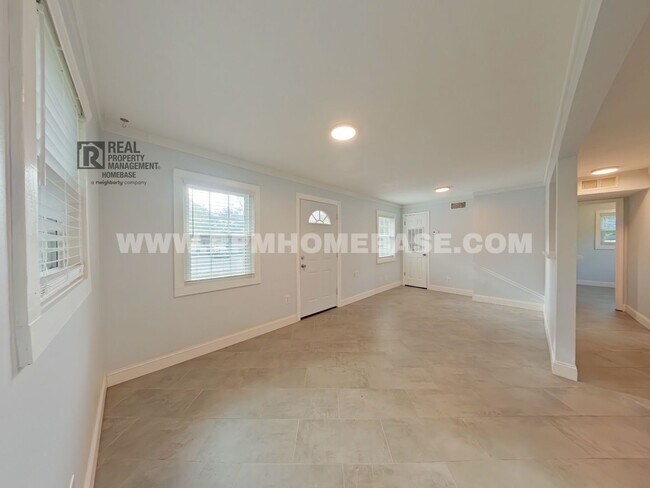Building Photo - 360 Virtual Tour! 2 bed, 1 bath on large lot with fenced in backyard!