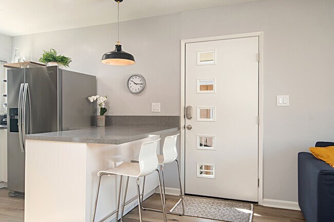 Building Photo - Beautiful 2 beds 1 bath apartment in Point Loma