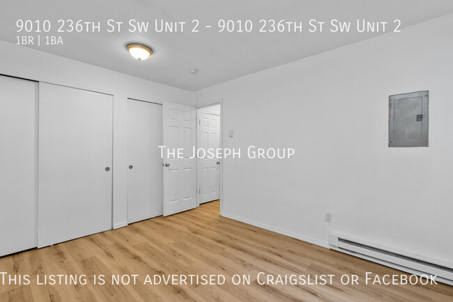 Building Photo - Conveniently Located 1 bed with Hardwood F...