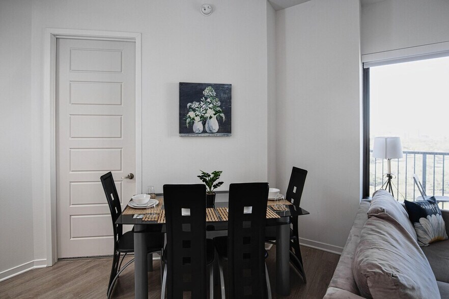 Building Photo - 6803 Staffordshire Crescent