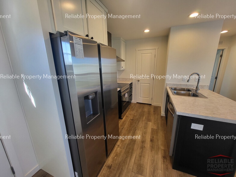 Building Photo - 850 Eden Dr