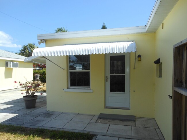 Building Photo - CHARMING 2 BEDROOM, 1 BATH HOME 3 BLOCKS F...