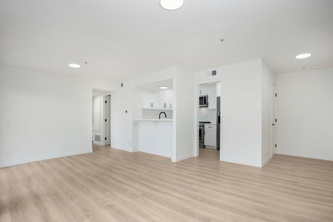 Building Photo - 240 Nice Ln