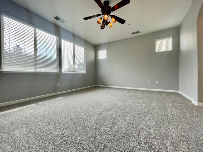 Building Photo - Turn Key 4 bedroom 2.5 bath in Brentwood!