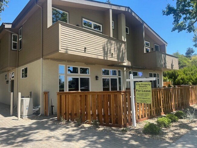 Building Photo - BRAND NEW! 3 bed 2.5 bath Right Next to UCD