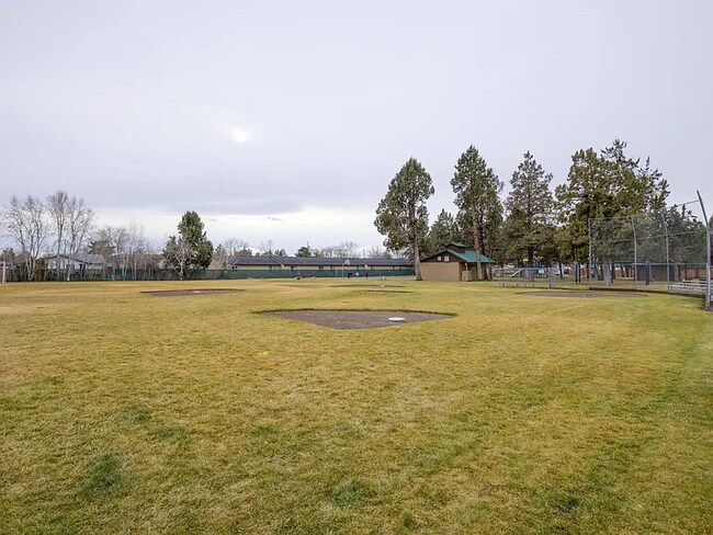 Building Photo - 1549 SW Kalama Ave
