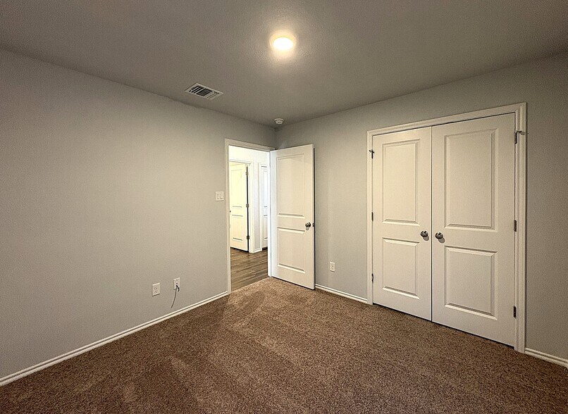 Building Photo - 1202 Lexington Dr