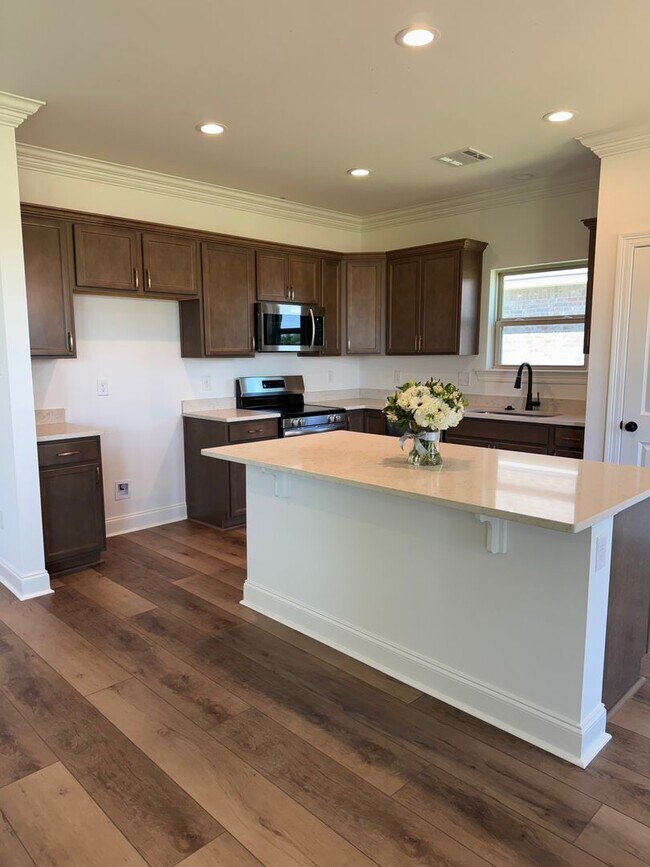 Building Photo - 4 Bed 2 Full baths