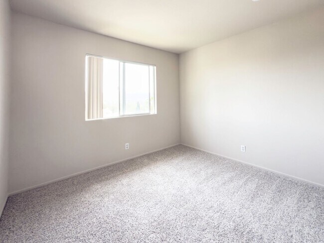 Building Photo - RARE 6 BEDROOM HOME FOR RENT IN OPTIMUM LO...
