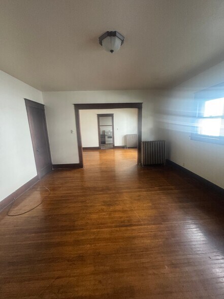 Building Photo - 405 Victoria Pl