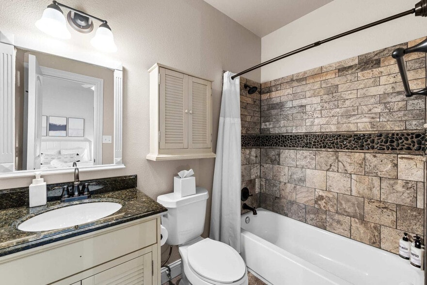 Building Photo - 200 Cove Dr