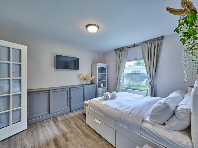 Building Photo - 801 NE 15th St