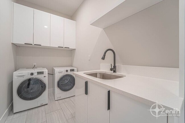 Building Photo - 2375 N R St