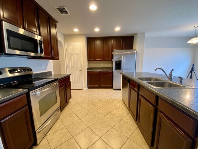 Building Photo - Gorgeous 4 bed/2.5 bath home in a great lo...