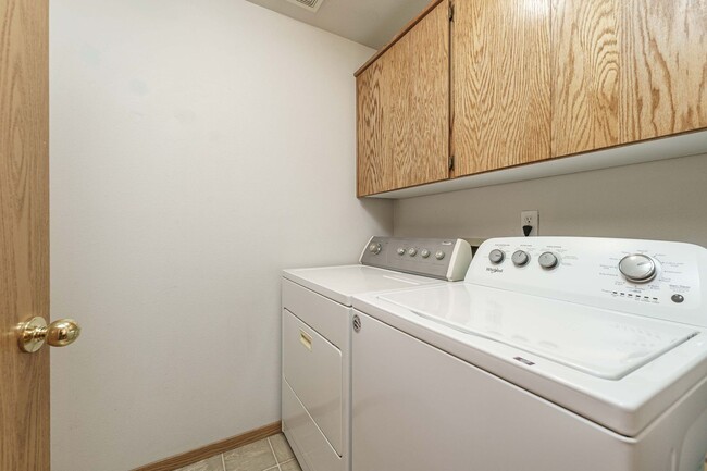 Building Photo - Comfortable 3-Bedroom Townhouse with A/C, ...