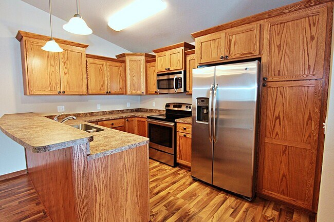 Building Photo - 4 Bedroom Townhome!