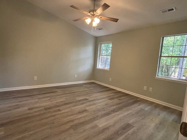 Building Photo - Newly Renovated 3 Bedroom Duplex~