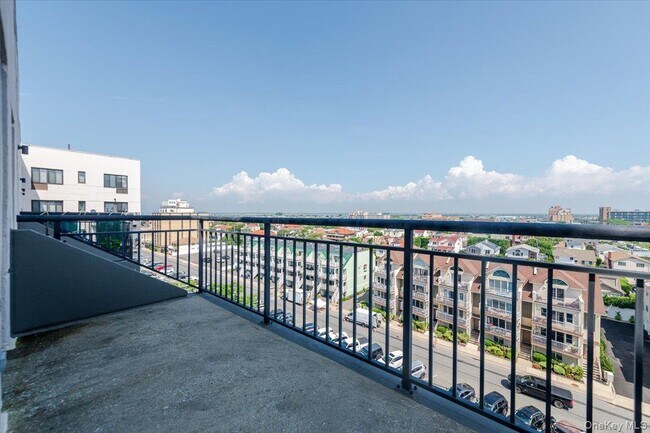 Building Photo - 100 W Broadway