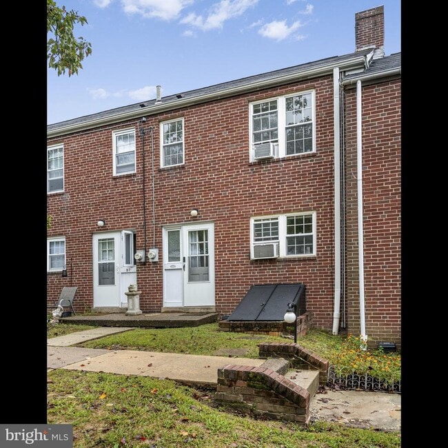 Building Photo - 200 Maplewood Dr
