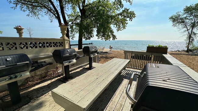 Building Photo - 1205 W Sherwin Ave