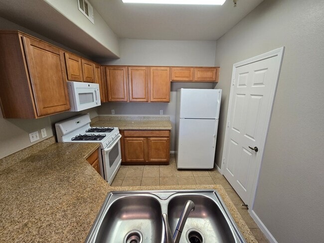 Building Photo - Awesome 2 bedroom 2 bath unit!