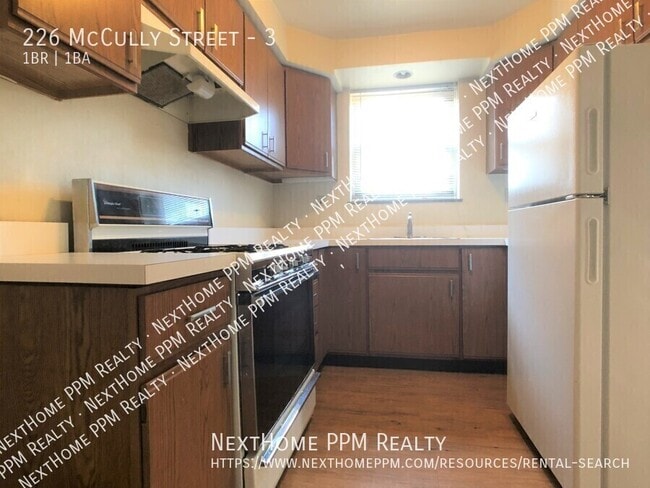 Building Photo - 226 McCully St