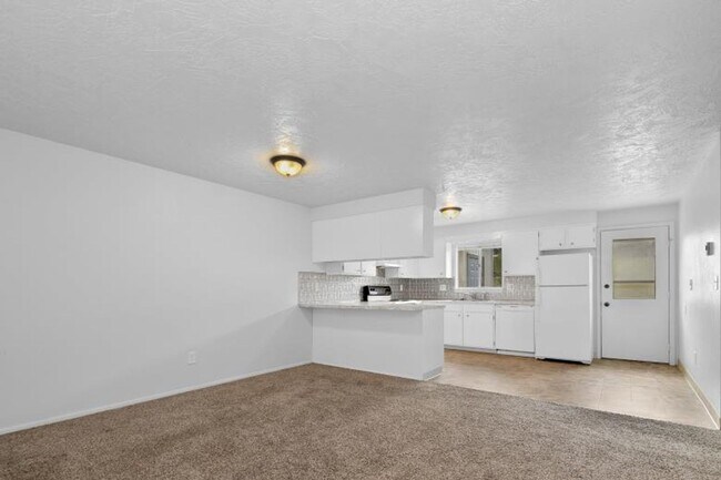 Building Photo - Spacious 2 Bedroom Duplex _ Pet Friendly!