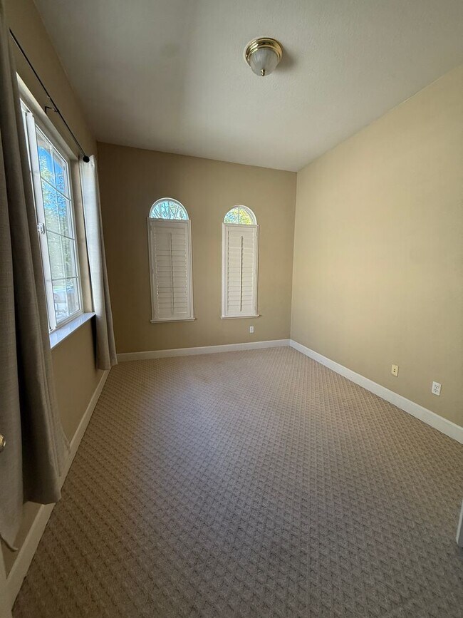 Building Photo - 5221 Clearly Ln