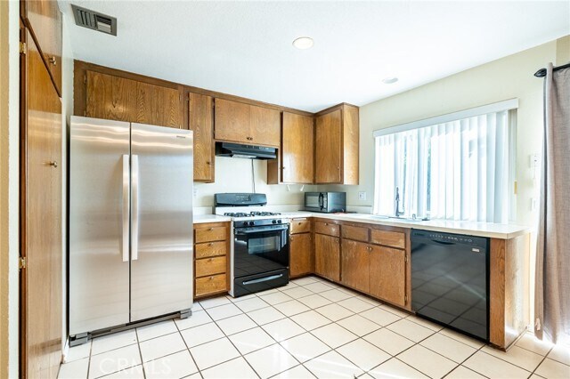 Building Photo - 324 S Palo Cedro Dr