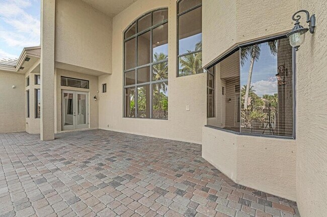 Building Photo - 10513 Versailles Blvd