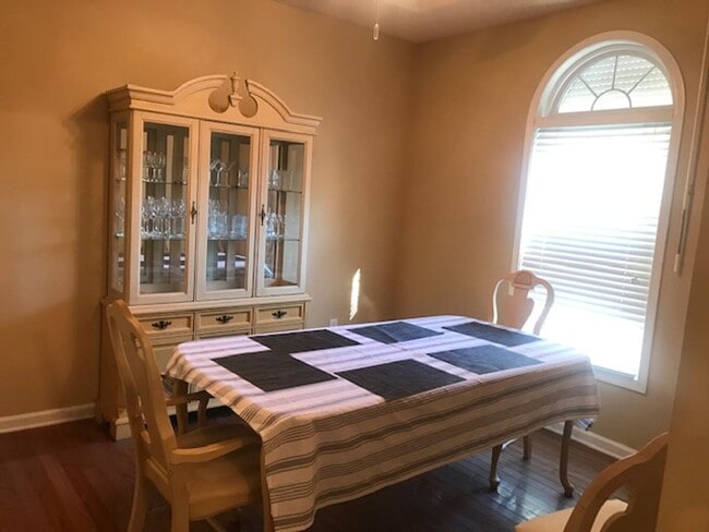 Building Photo - 4 Bedroom, 2.5 Bath, Pet Friendly Home with Fenced Yard & Sunroom! Available Soon!