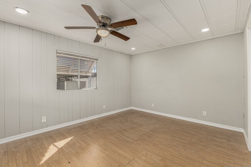Building Photo - 2701 E Allred Ave