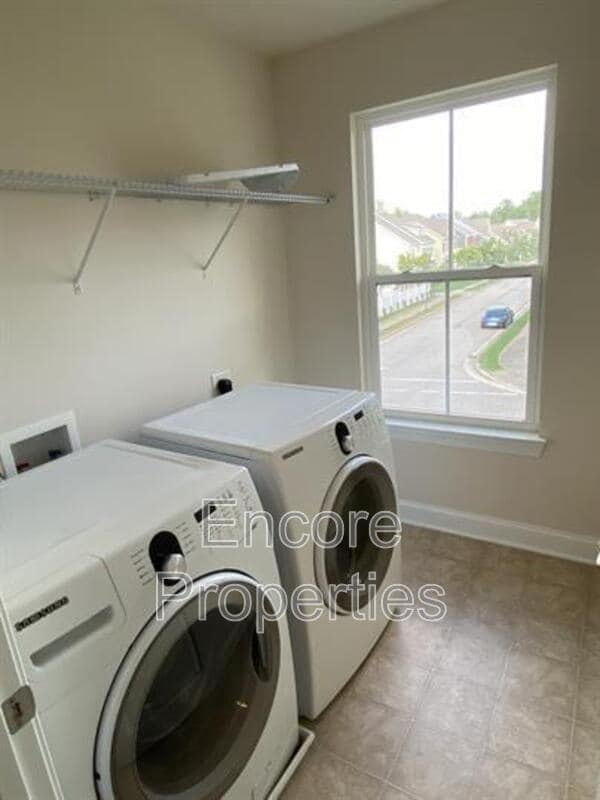 Building Photo - 2057 Aventon Ln