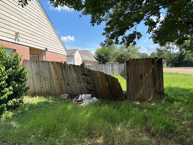 Building Photo - 4 Bedroom, 2 bath near University of Memphis built in 2020