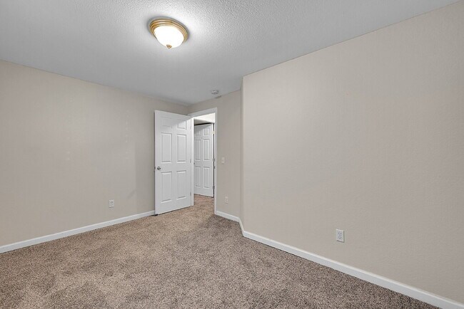 Building Photo - $2,095.00, 3-bed + Bonus room, 2.5 bath, l...